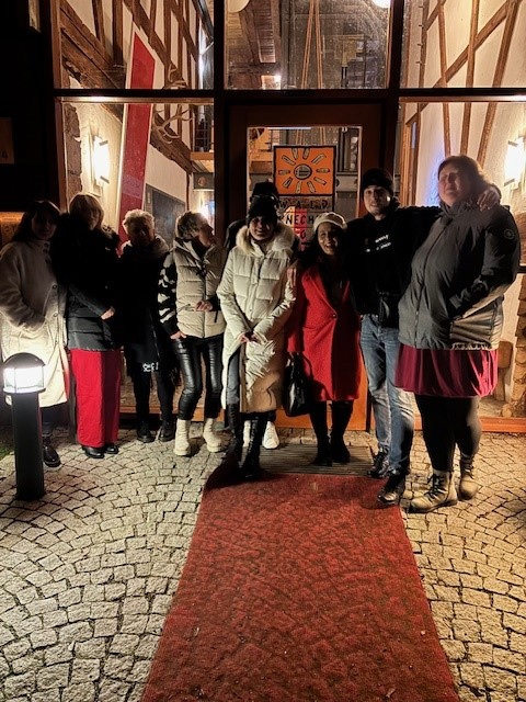 Gruppenbild Eingang Waldknechtshof